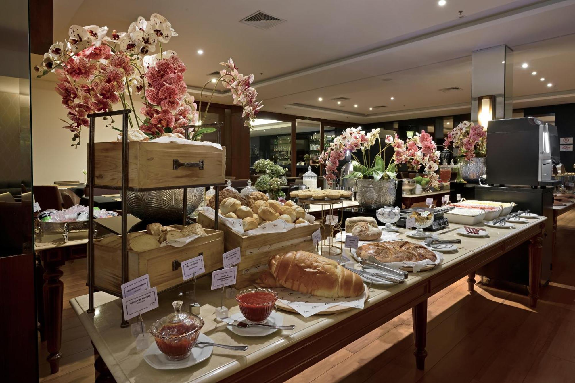 Hotel Mont Blanc Premium Ribeirão Preto Esterno foto A buffet at a hotel