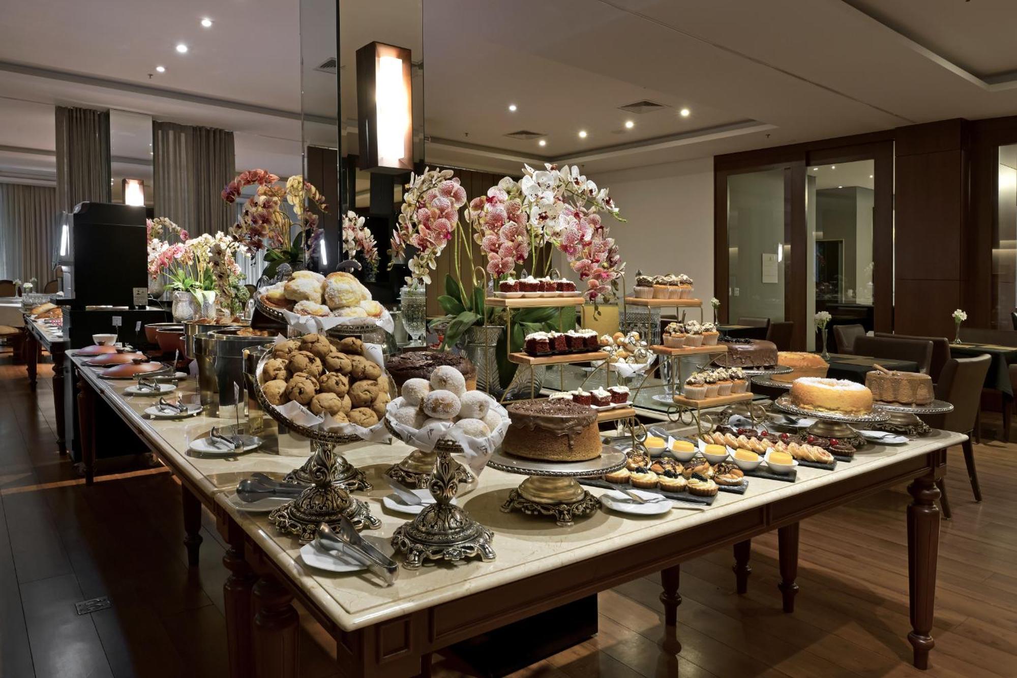 Hotel Mont Blanc Premium Ribeirão Preto Esterno foto A dessert table at a wedding reception
