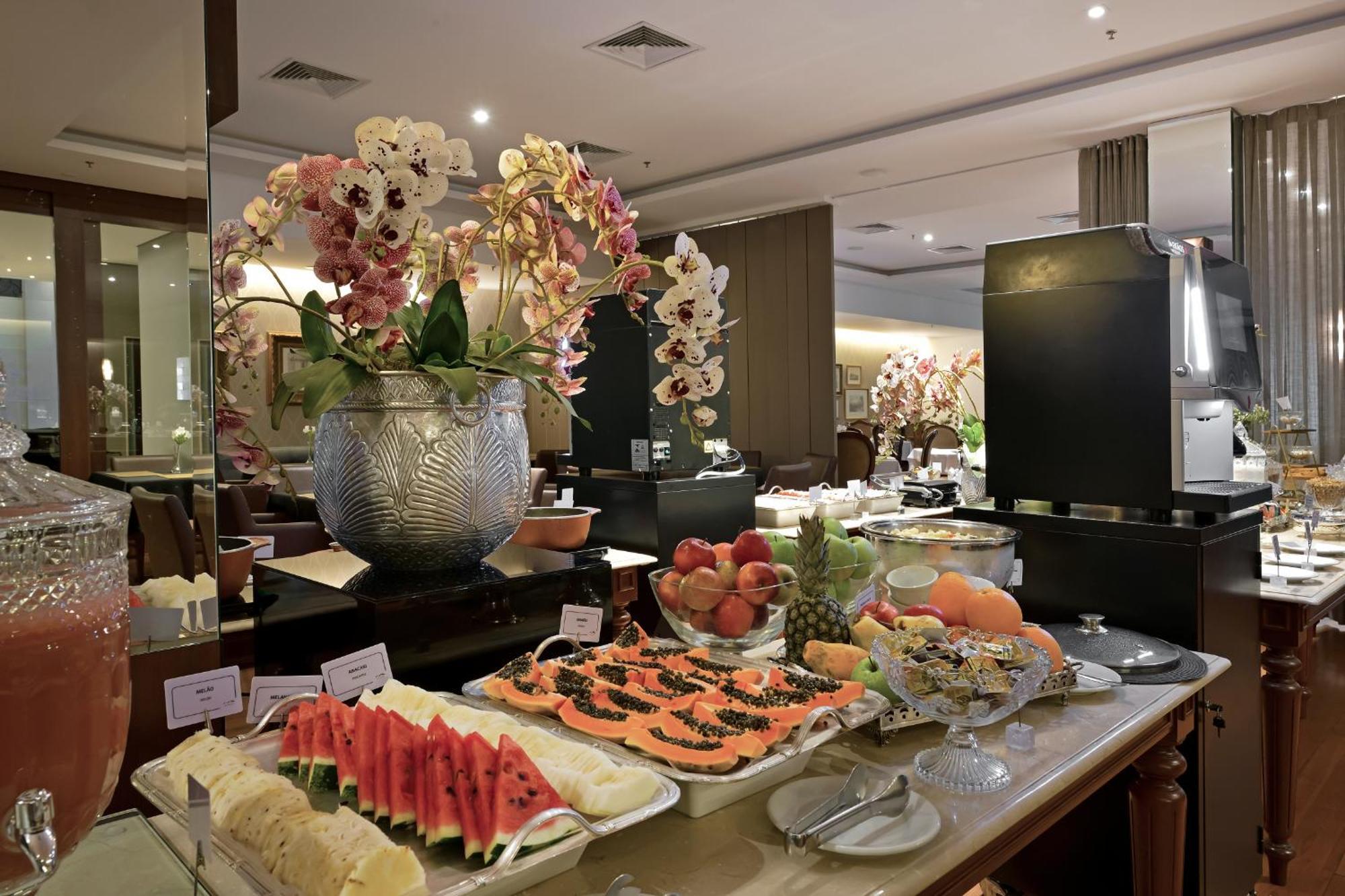 Hotel Mont Blanc Premium Ribeirão Preto Esterno foto A fruit salad buffet