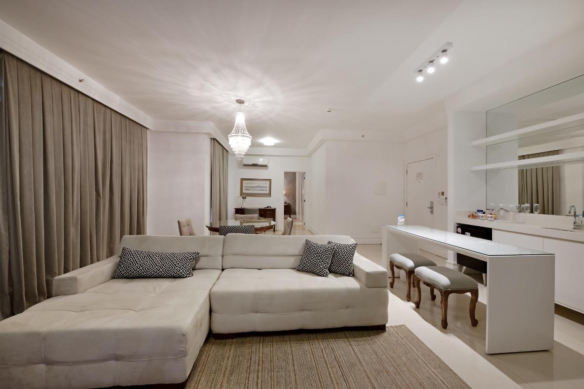 Hotel Mont Blanc Premium Ribeirão Preto Camera foto A living room with a wet bar