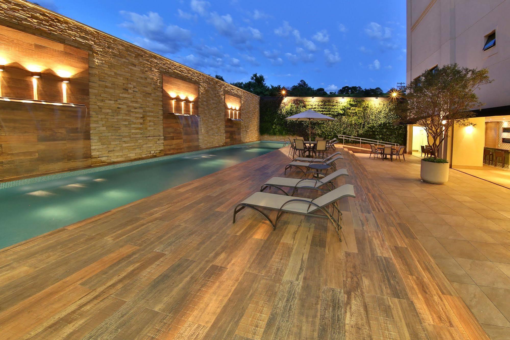 Hotel Mont Blanc Premium Ribeirão Preto Esterno foto The pool at the hotel